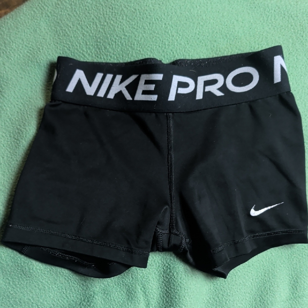 Girls Nike Pro shorts small
